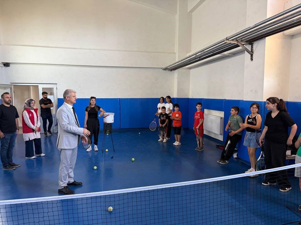 Varto&rsquo;daki spor tesisleri gen&ccedil;lerle dolup taşıyor
