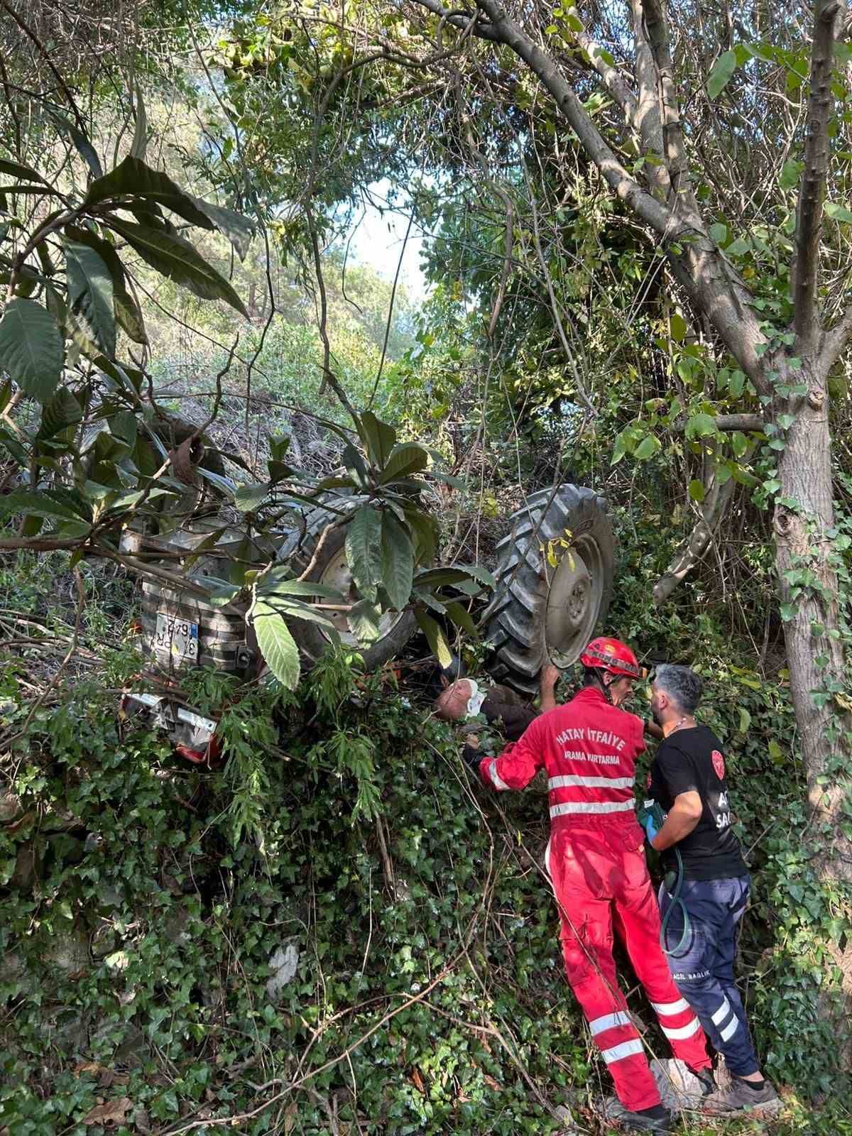 Ters d&ouml;nen trakt&ouml;r&uuml;n altında sıkışan s&uuml;r&uuml;c&uuml; yaralandı

