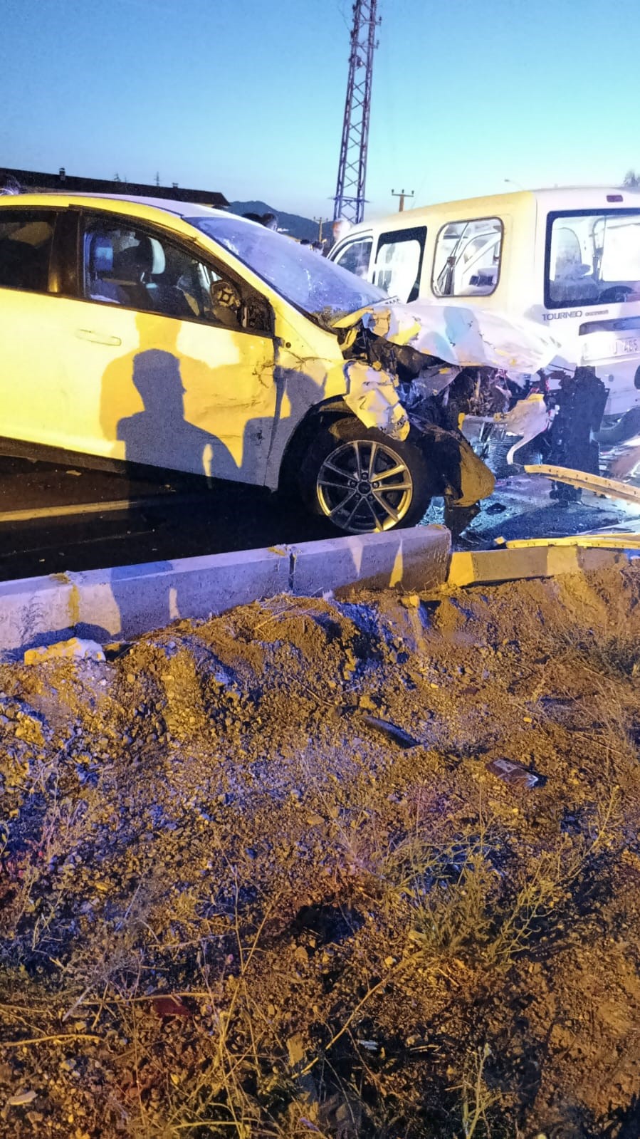 Şarkikaraağa&ccedil;&rsquo;ta hafif ticari ara&ccedil; ile otomobil &ccedil;arpıştı: 5 yaralı
