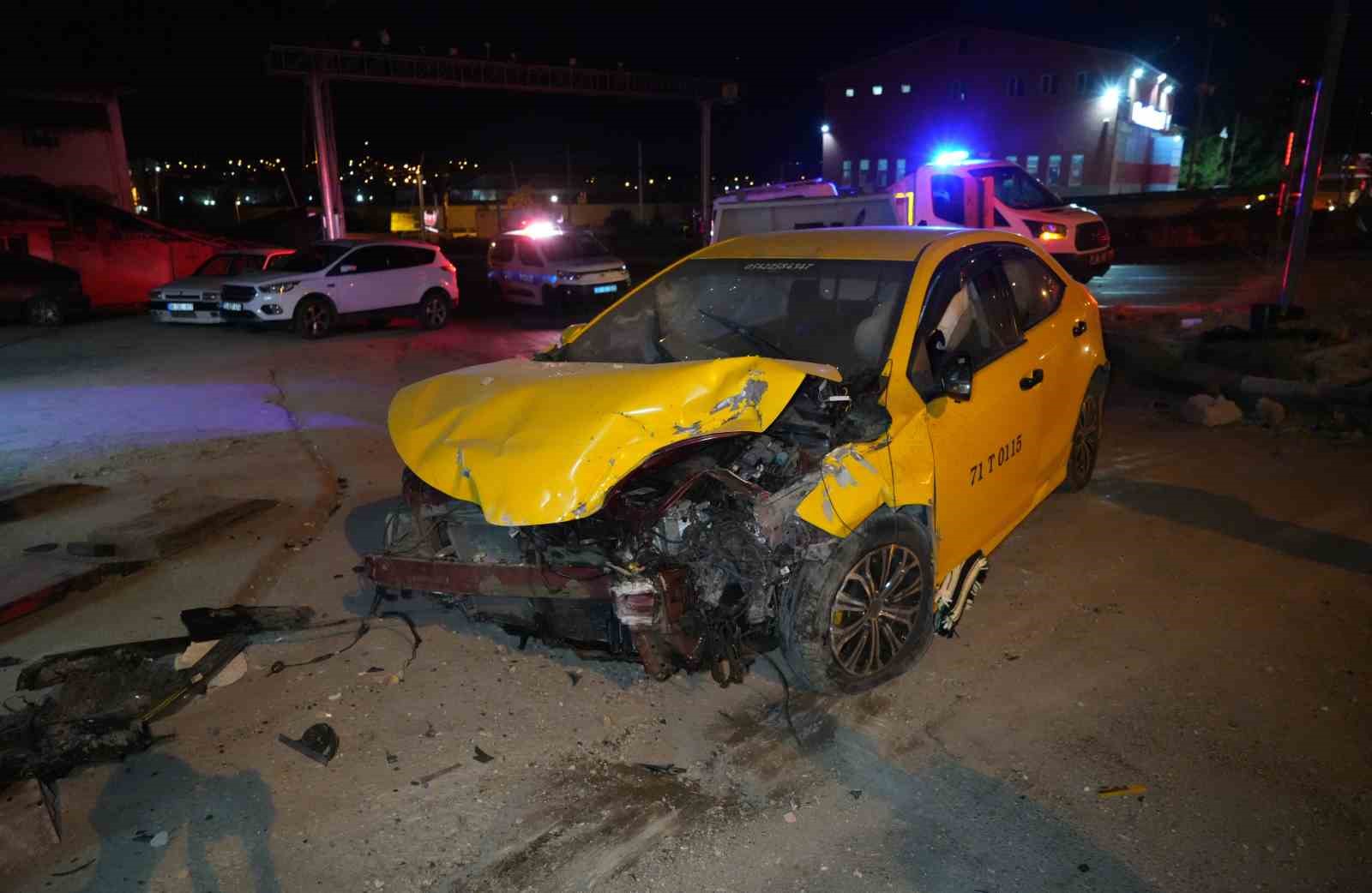 Ticari taksi ile otomobil kafa kafaya &ccedil;arpıştı: 3 yaralı
