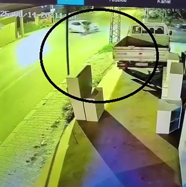 Otomobile ok gibi saplanan motosikletin s&uuml;r&uuml;c&uuml;s&uuml; metrelerce havaya u&ccedil;tu
