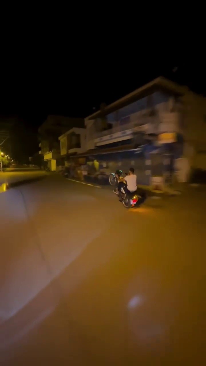 Sosyal medya i&ccedil;eriği uğruna canını hi&ccedil;e sayan motorcu yaptıklarıyla hayrete d&uuml;ş&uuml;rd&uuml;
