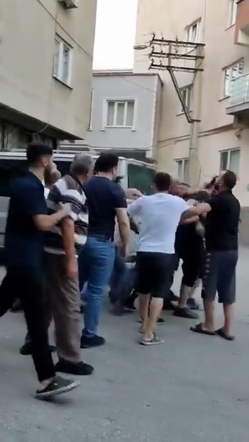 Kalabalığın ortasında tekme tokat d&ouml;vd&uuml;ler
