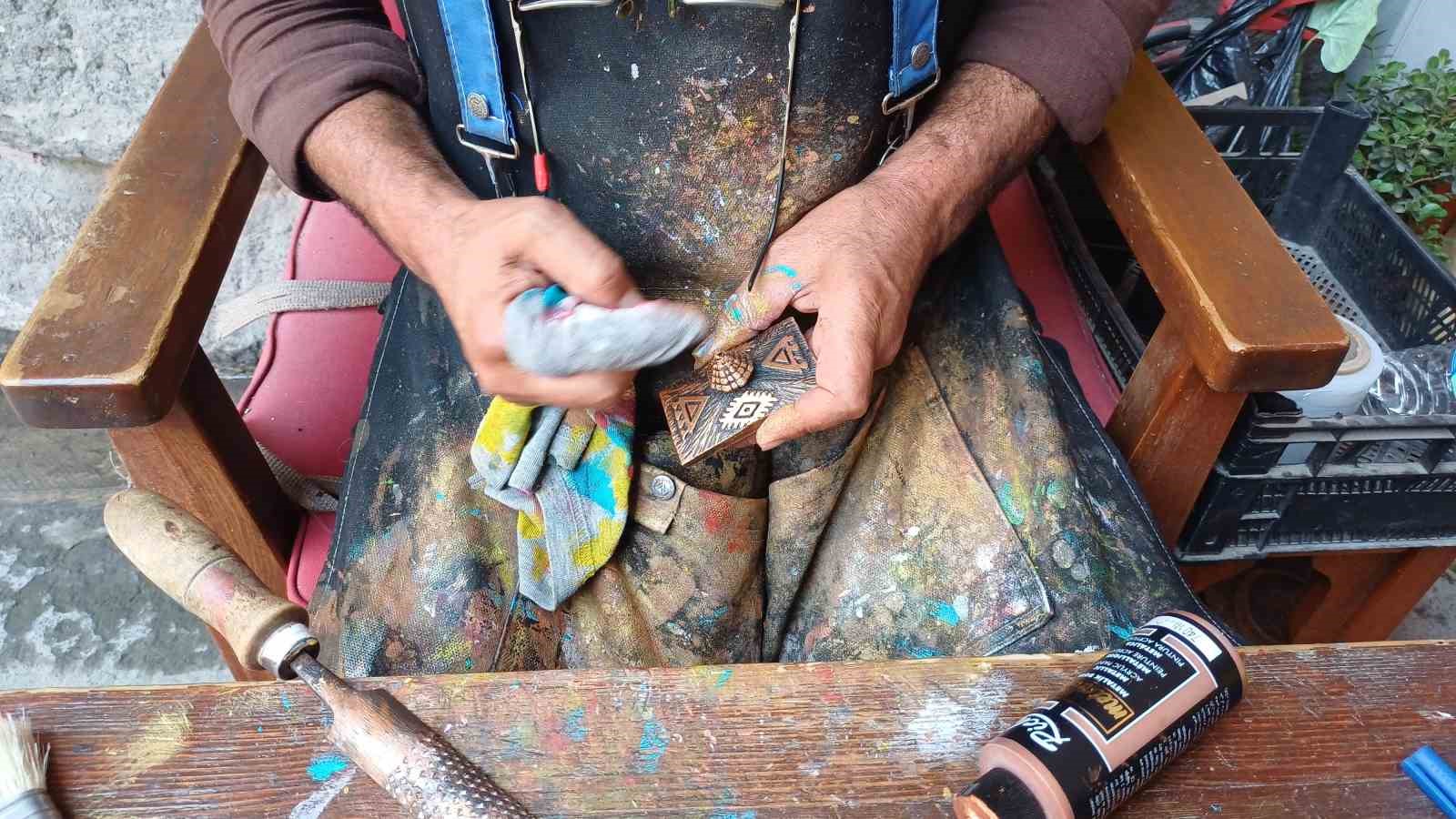 El sanatları ustasından gen&ccedil;lere &ccedil;ağrı: "Dijital ortamlar yerine el becerisi kazanın"
