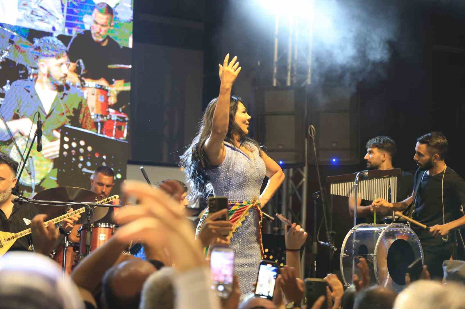 &Ccedil;amelili vatandaşlar Ayşe Din&ccedil;er ile coşku dolu bir konser yaşadı
