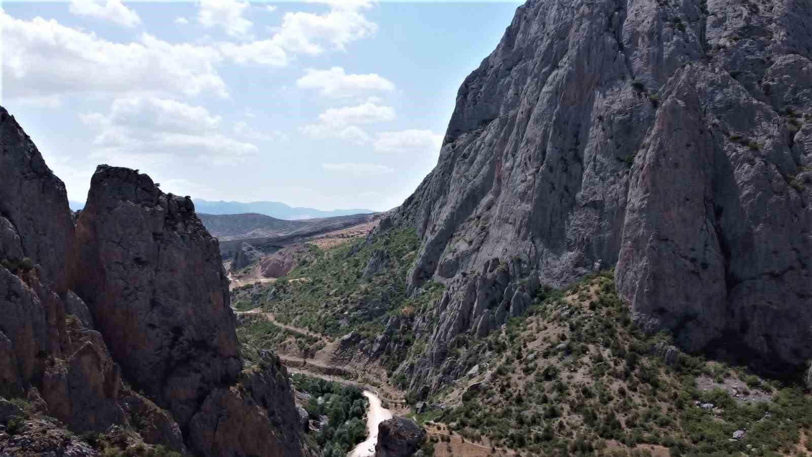 Görüntüsü ile mest eden Kazankaya Kanyonu, dron ile görüntülendi
