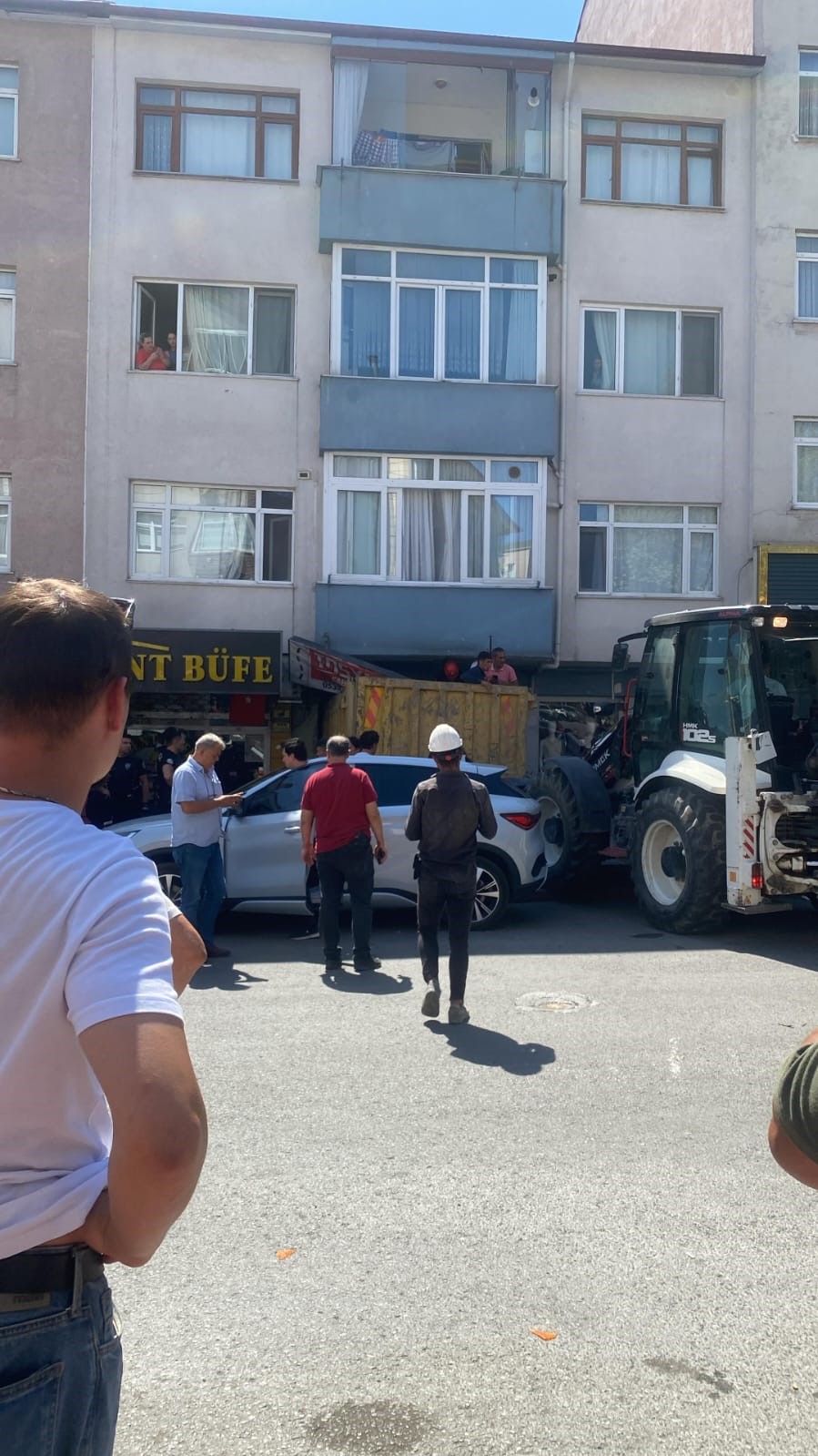 Kamyonun frenleri patladı, dükkana daldı