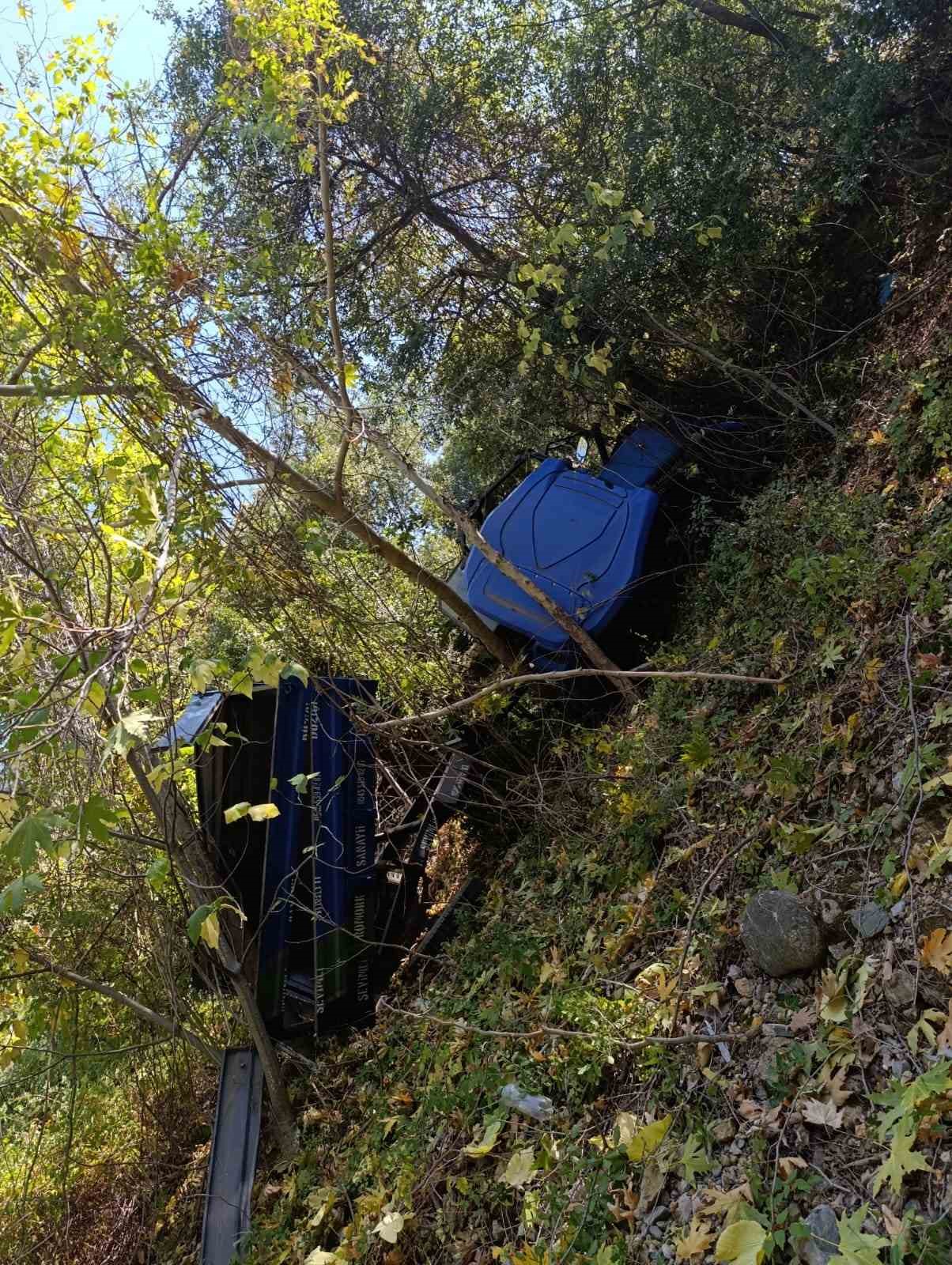 Osmaniye&rsquo;de trakt&ouml;r u&ccedil;urumdan devrildi: 2&rsquo;si &ccedil;ocuk 5 kişi yaralandı
