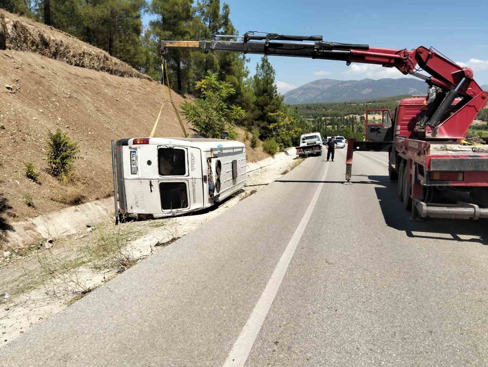 Viraja hızlı giren minib&uuml;s şarampole devrildi: 1 yaralı
