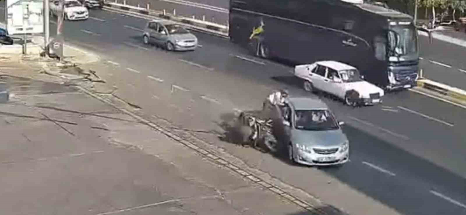 Kazada motosiklet sürücüsü çarpıştığı otomobilin kapısına tutunup sonra yere düştü
