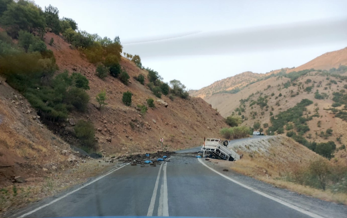 Hakkari&rsquo;de kamyonet takla attı: 2 yaralı
