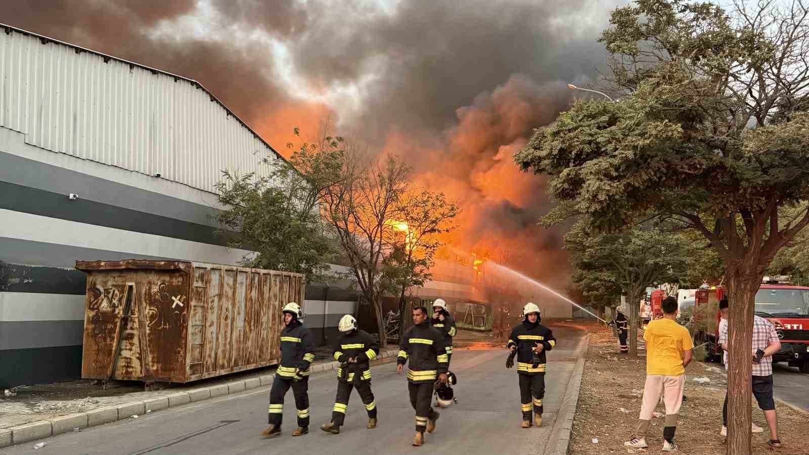 Gaziantep&rsquo;te geri d&ouml;n&uuml;ş&uuml;m fabrikasındaki yangın 4. saatinde
