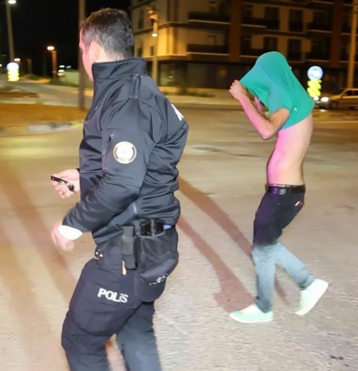 &Uuml;&ccedil;&uuml;nc&uuml; kez alkoll&uuml; yakalandı, polis aracının arkasına saklandı
