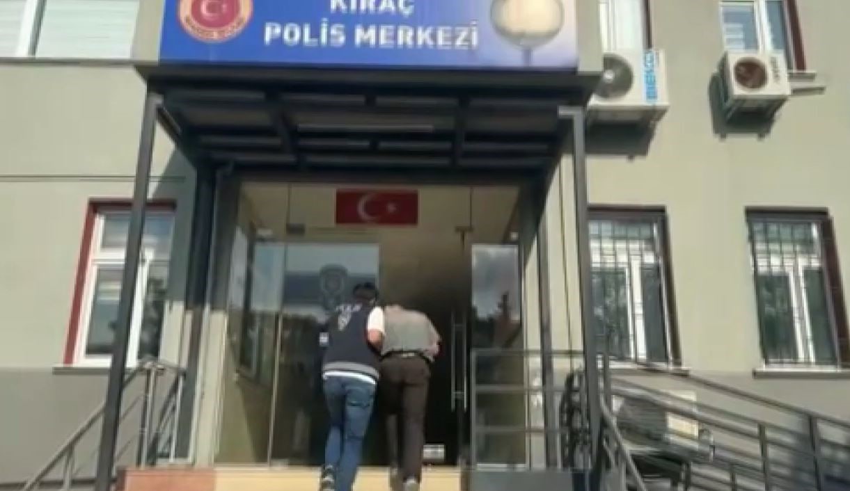 Okul &ouml;n&uuml;nde uyuşturucu kullanırken &ouml;nce kameralara, sonra polise yakalandılar
