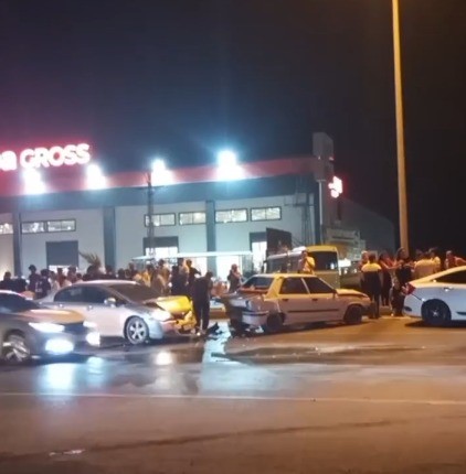 Markete gitmek isteyen anne ve kızına otomobil &ccedil;arptı: Anne &ouml;ld&uuml;, kızı ağır yaralandı
