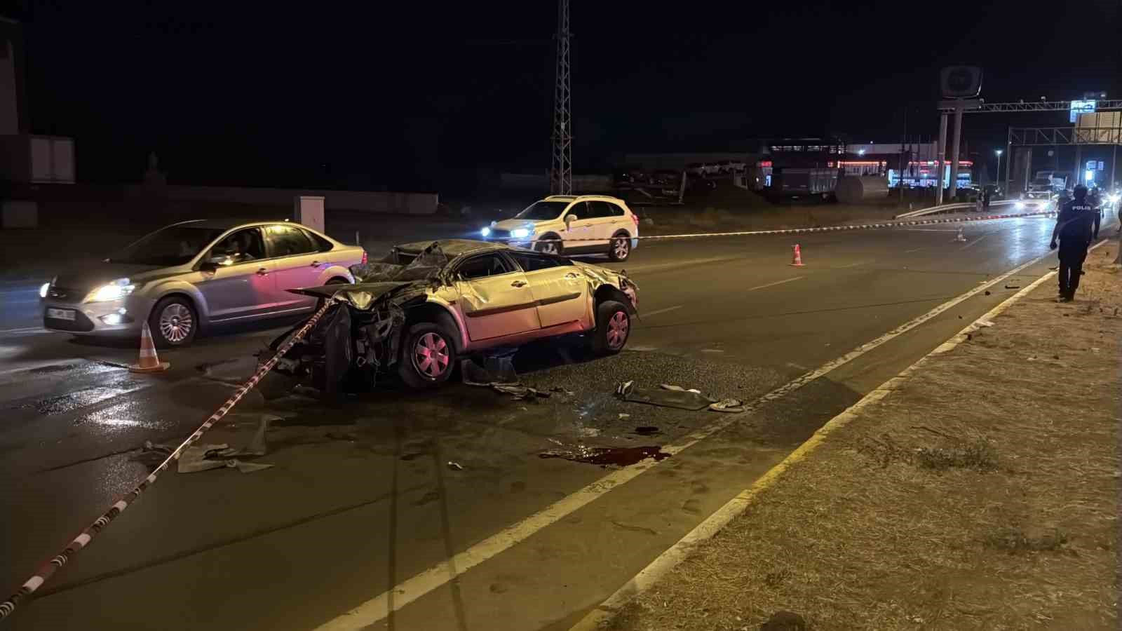 Bariyere &ccedil;arpan otomobil metrelerce s&uuml;r&uuml;klendi: 1 &ouml;l&uuml;, 1 yaralı
