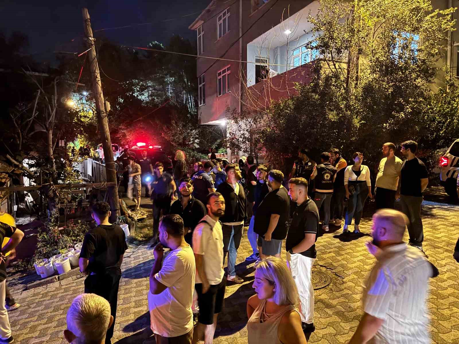 &Uuml;mraniye&rsquo;de sokak ortasında vahşet: Satırla boğazı kesilerek &ouml;ld&uuml;r&uuml;ld&uuml;
