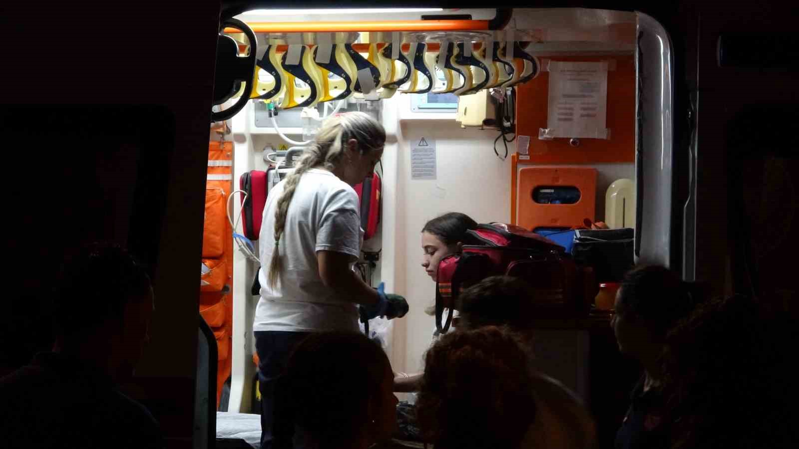 Dairenin balkonunda &ccedil;ıkan yangın korkuttu gen&ccedil; kız g&ouml;zyaşlarına hakim olamadı
