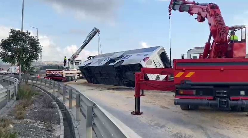 Sancaktepe’de 3 kişinin hayatını kaybettiği kaza sonrası yolcu otobüsü olay yerinden kaldırıldı