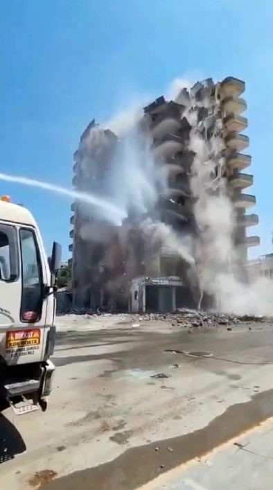 Osmaniye&rsquo;de 11 katlı binanın yıkım anı cep telefonu kamerasına yansıdı
