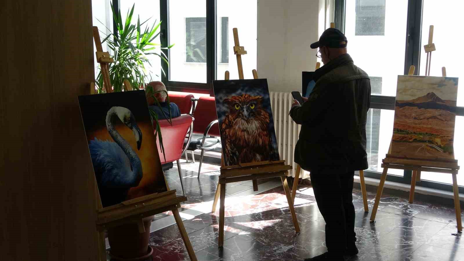 İlk fotoğraf sergisini &ccedil;alıştığı hastanede a&ccedil;tı
