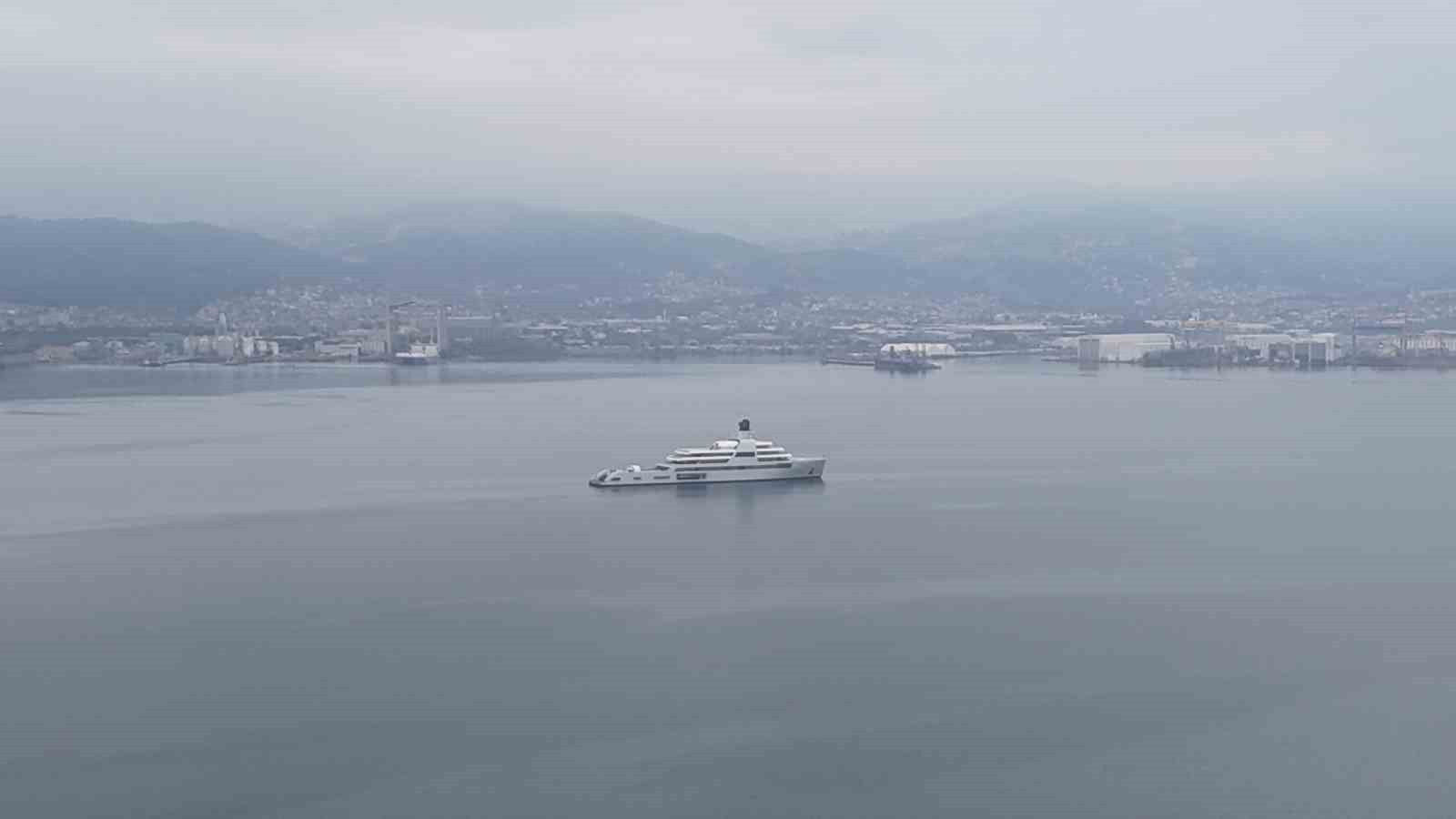D&uuml;nyanın en b&uuml;y&uuml;kleri arasında, İzmit K&ouml;rfezi&rsquo;ne demir attı

