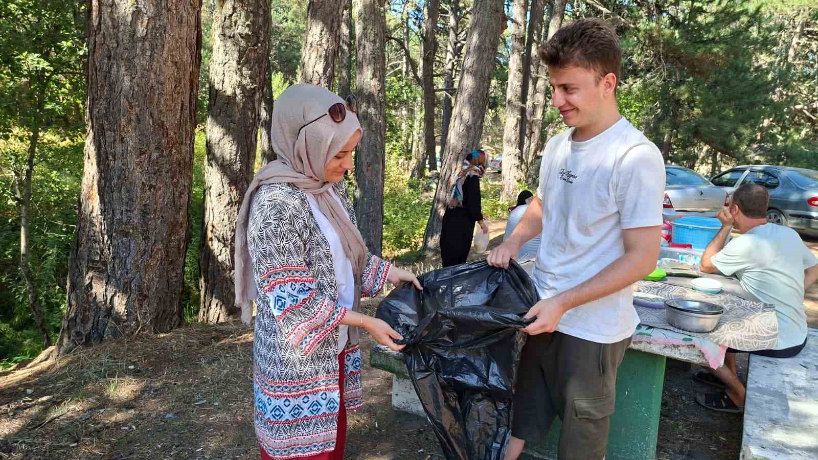 Simav Gölcük Yaylasına piknikçilerin attığı çöpler "pes" dedirtti
