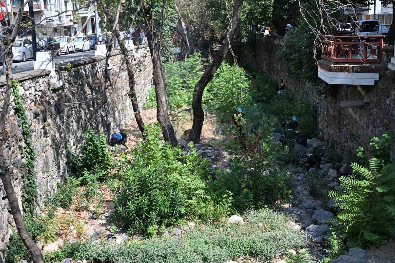 Manisa Büyükşehir Çaybaşı Deresi’nin rutin temizliğini tamamladı
