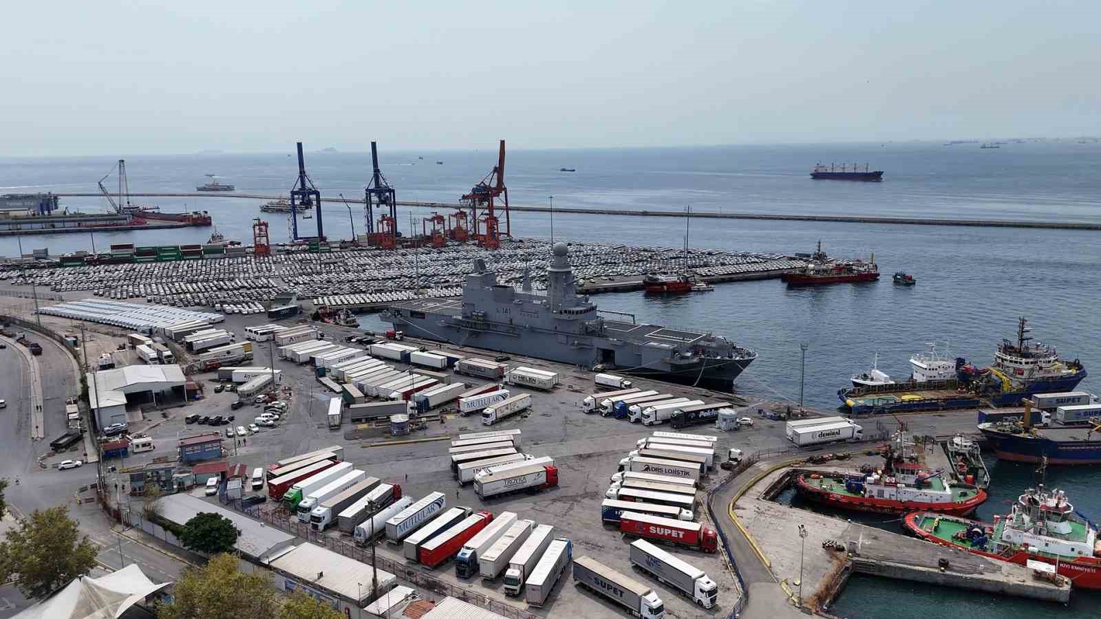 Katar donanmasının amfibi gemisi "Al Fulk" İstanbul&rsquo;da
