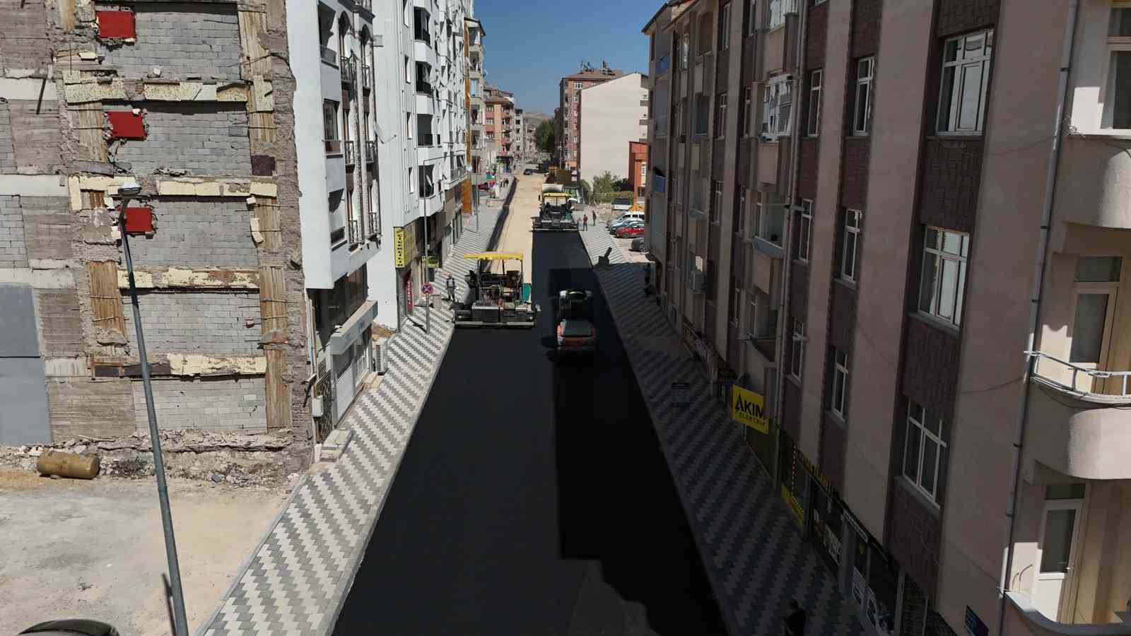 Elazığ’da yol yenileme çalışmaları devam ediyor
