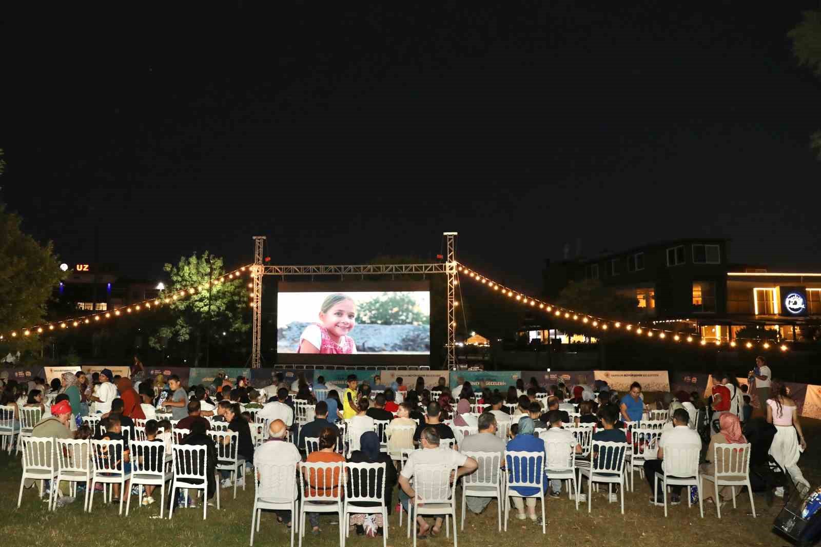 Samsun&rsquo;da a&ccedil;ık hava sinema gecelerine yoğun ilgi
