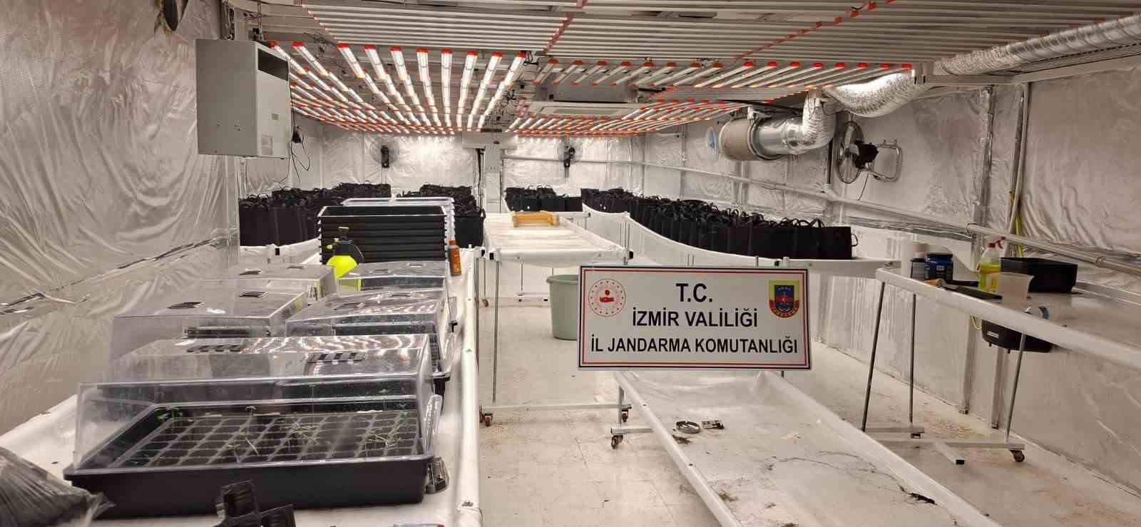 İzmir&rsquo;de jandarma, uyuşturucu tacirlerine nefes aldırmadı: 87 ş&uuml;pheli yakalandı
