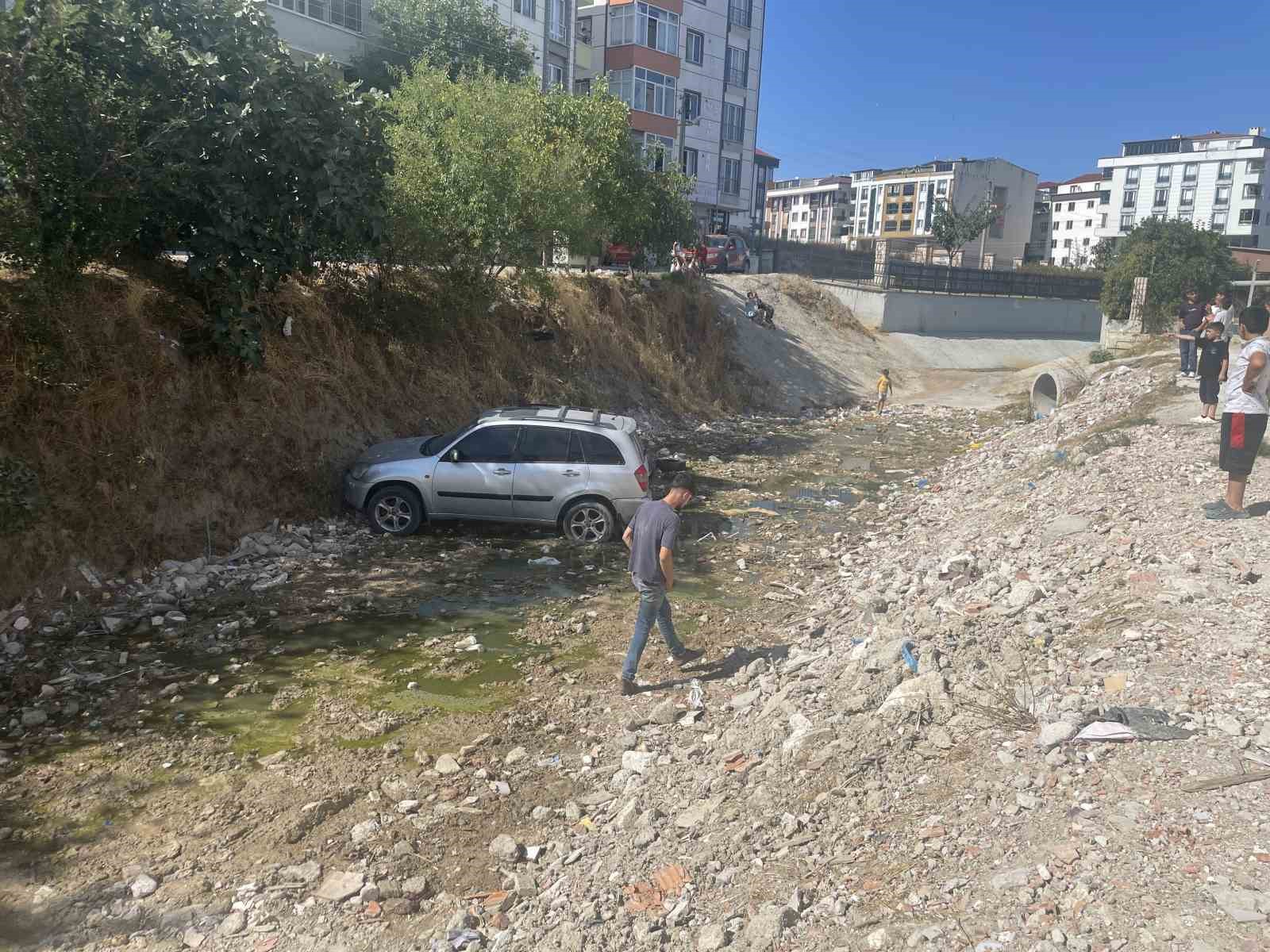 Çocukların el frenini indirdiği otomobil dereye uçtu