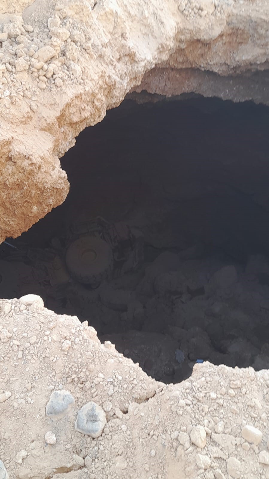 Malatya&rsquo;da yoldaki &ccedil;ukura d&uuml;şen iş makinesinin operat&ouml;r&uuml; yaralandı
