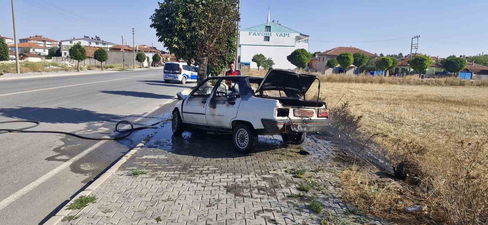 Ağaca çarpan otomobil yandı: 1 yaralı