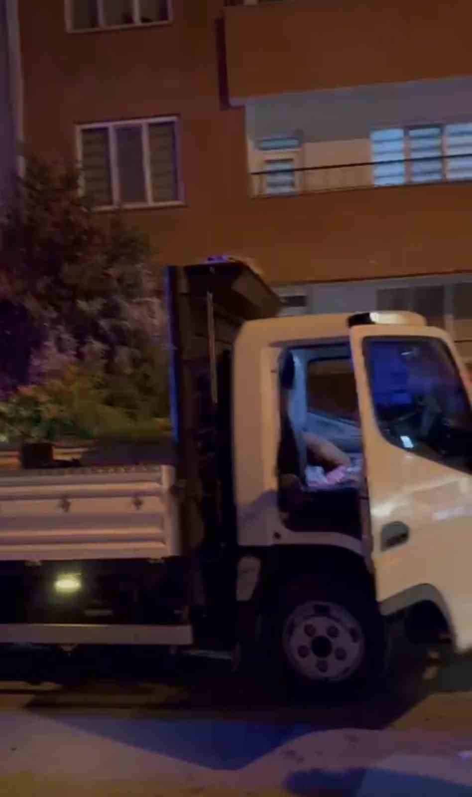 Kamyonetle gezerken polise yakalanan &ccedil;ocuk polis arabasına &ccedil;arptı
