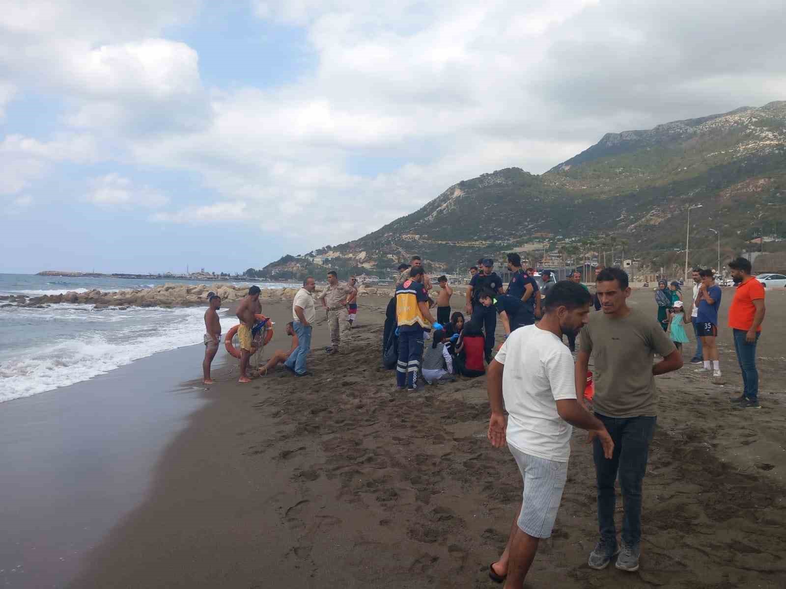 Denizde boğulma tehlikesi ge&ccedil;iren 2 şahsın &ouml;l&uuml;mle burun buruna geldiği anlar kamerada
