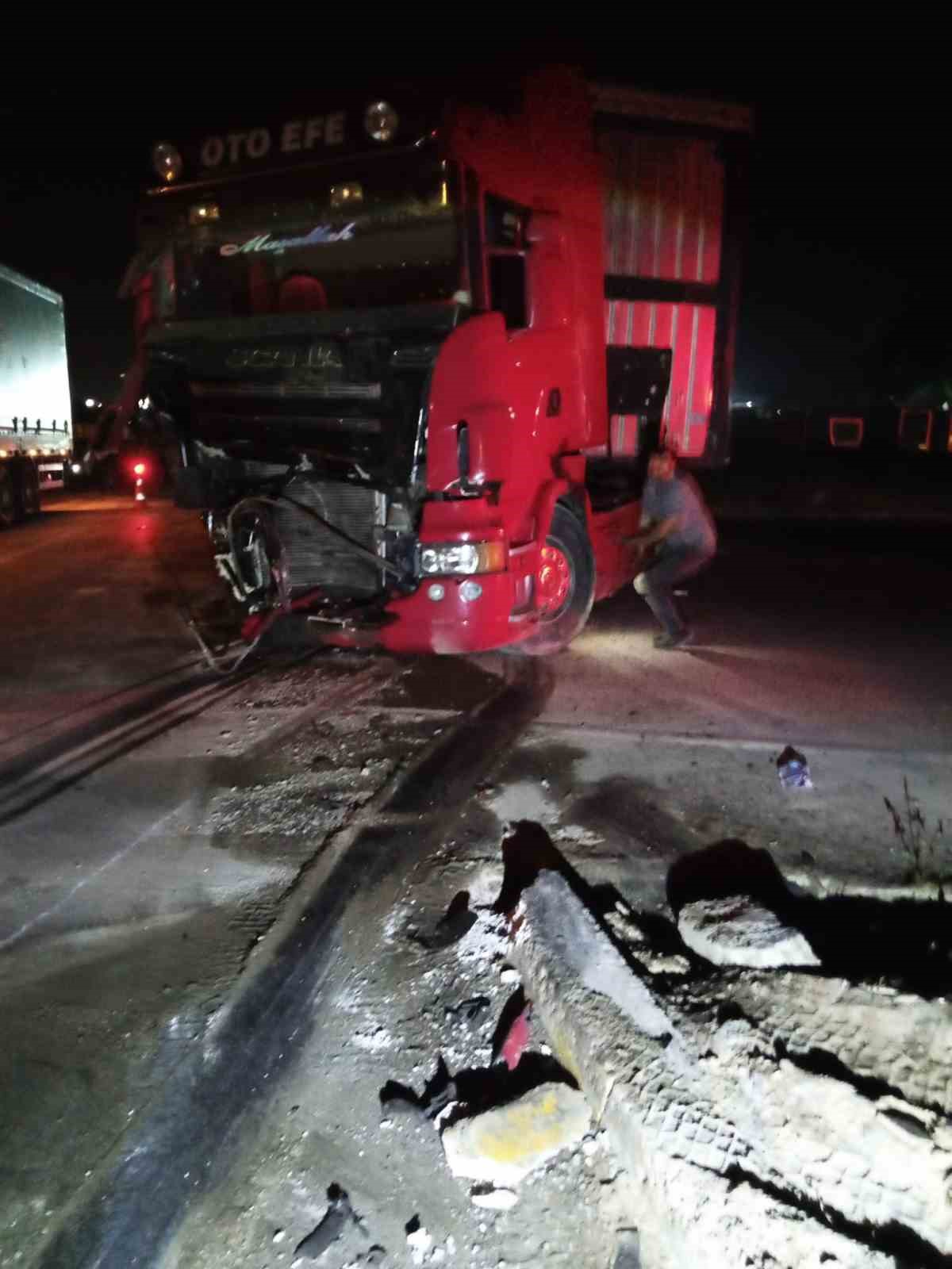 Seyir halindeki 2 tır birbiriyle çarpıştı