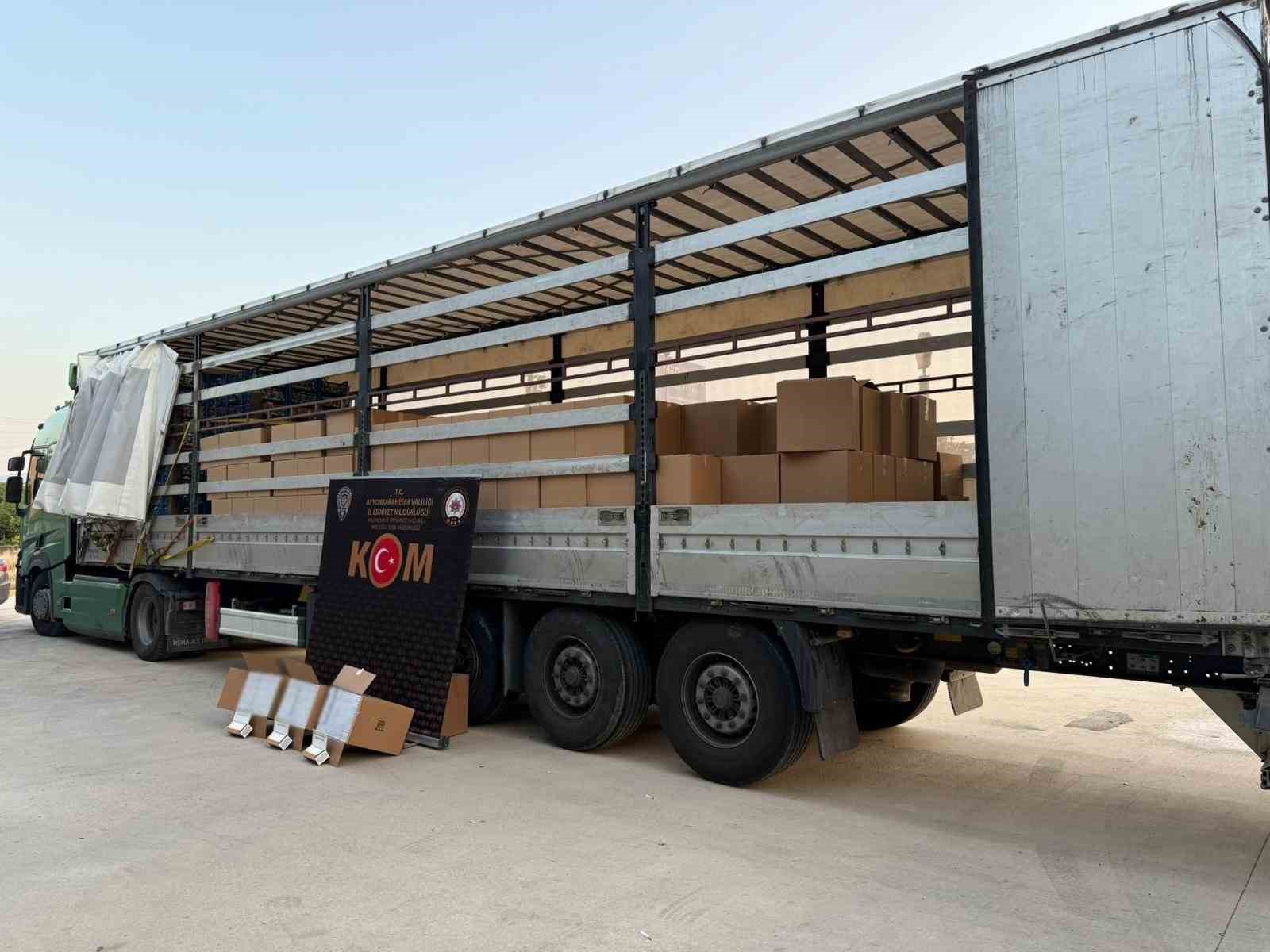 Tırda 4 milyon 300 bin adet bandrols&uuml;z boş makaron ele ge&ccedil;irildi
