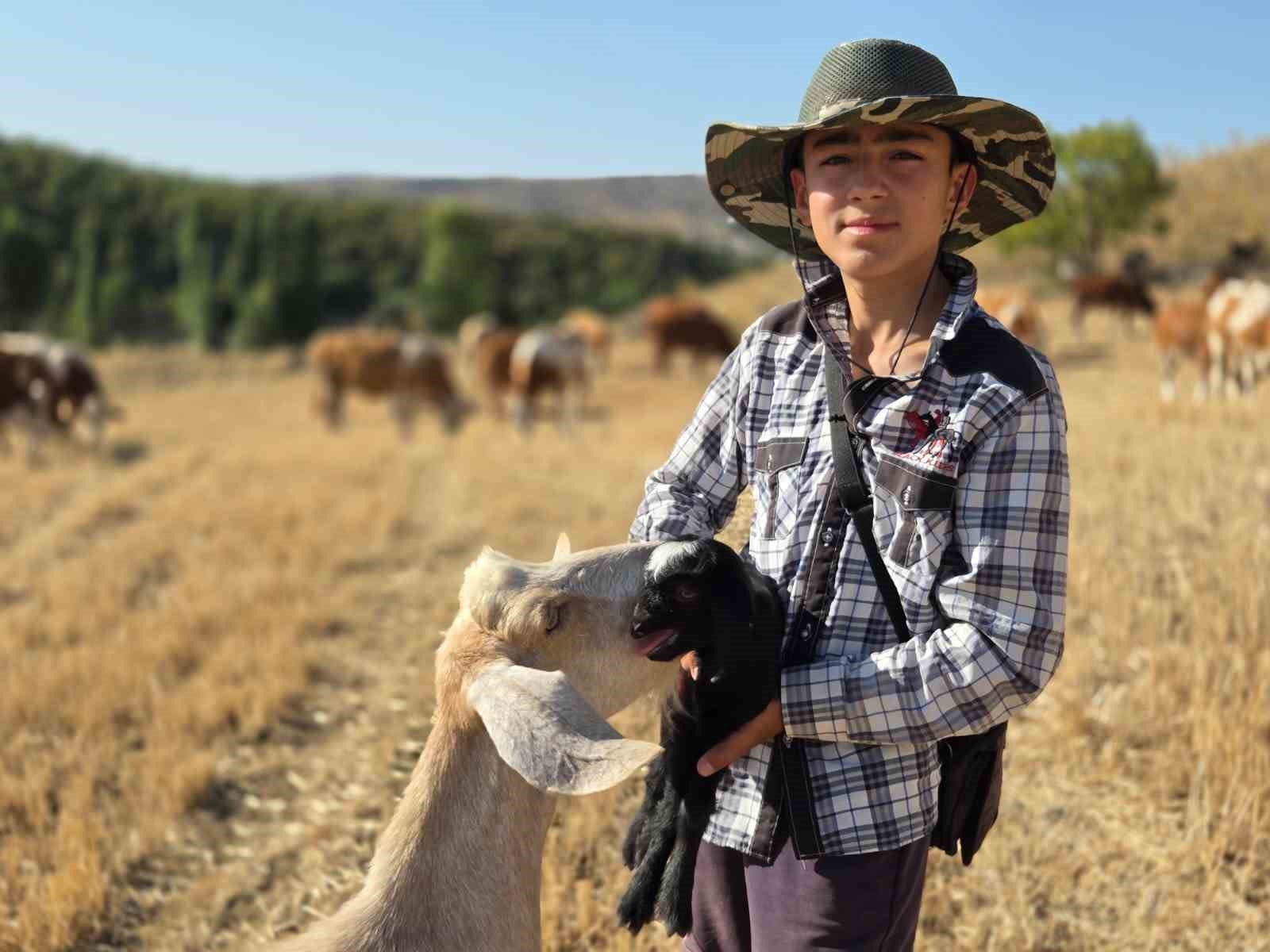 Yeni doğan oğlağı çantasında taşıdı, anne keçi peşinden ayrılmadı
