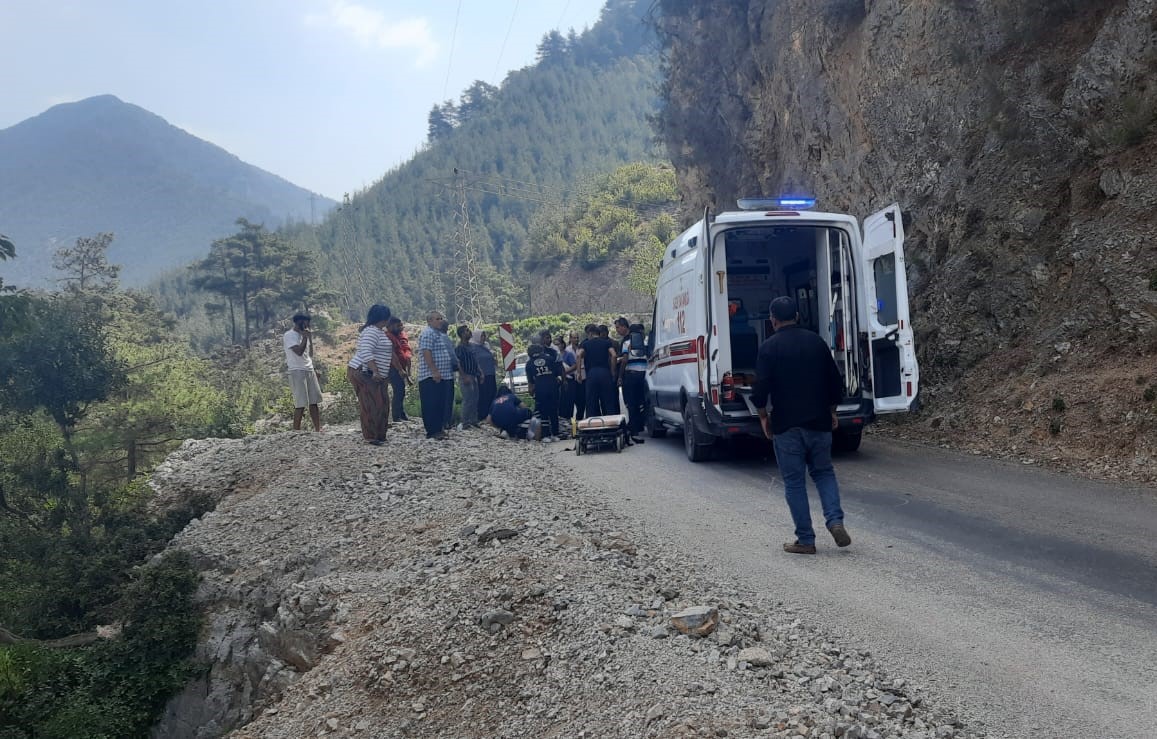 Osmaniye’de kayalıklara çarpan otomobil yan yattı: 3 yaralı