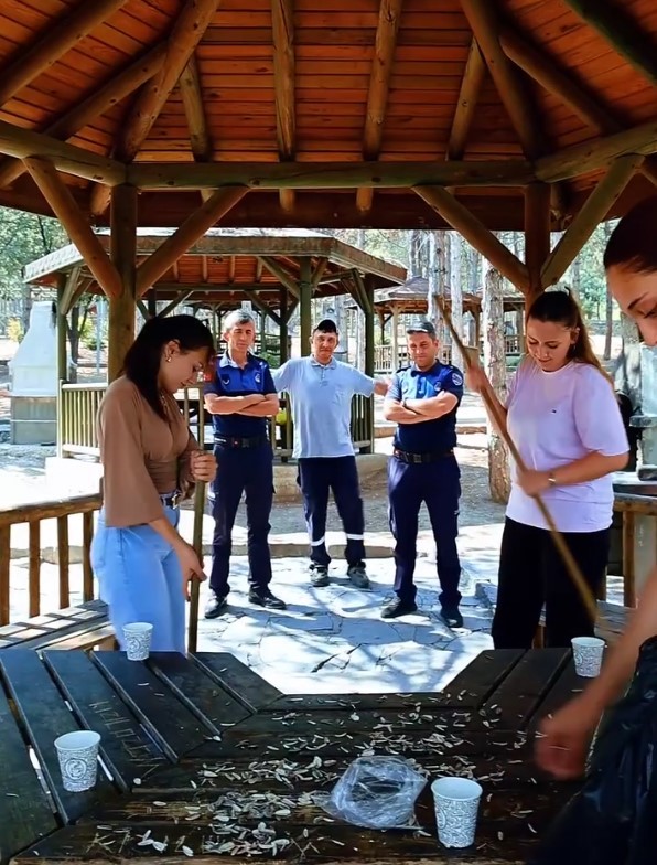 Gediz Belediyesi’nden çevre temizliği için mizahi uyarı: "Kirleten temizler!"
