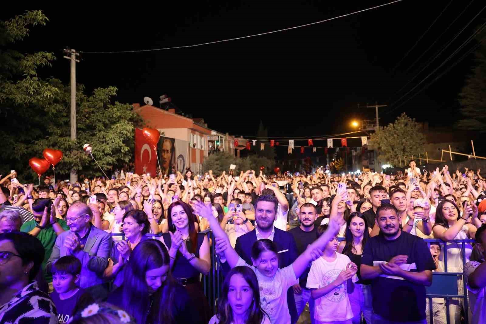 Tavas Zeybek Festivalinde Reynmen unutulmaz gece yaşattı
