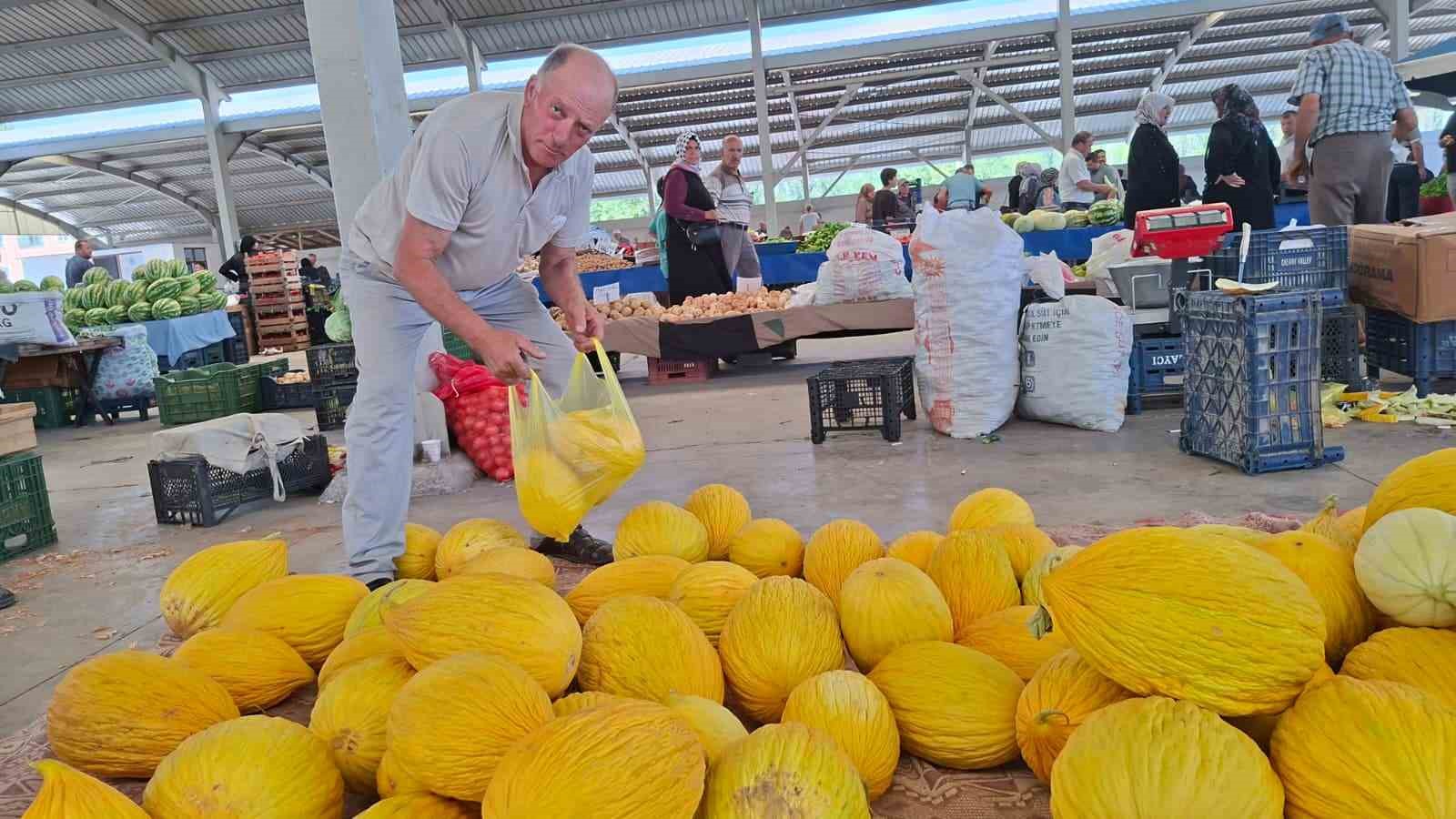 Hisarcık’ta yerli kavun 20 TL’den tezgâhta yerini aldı
