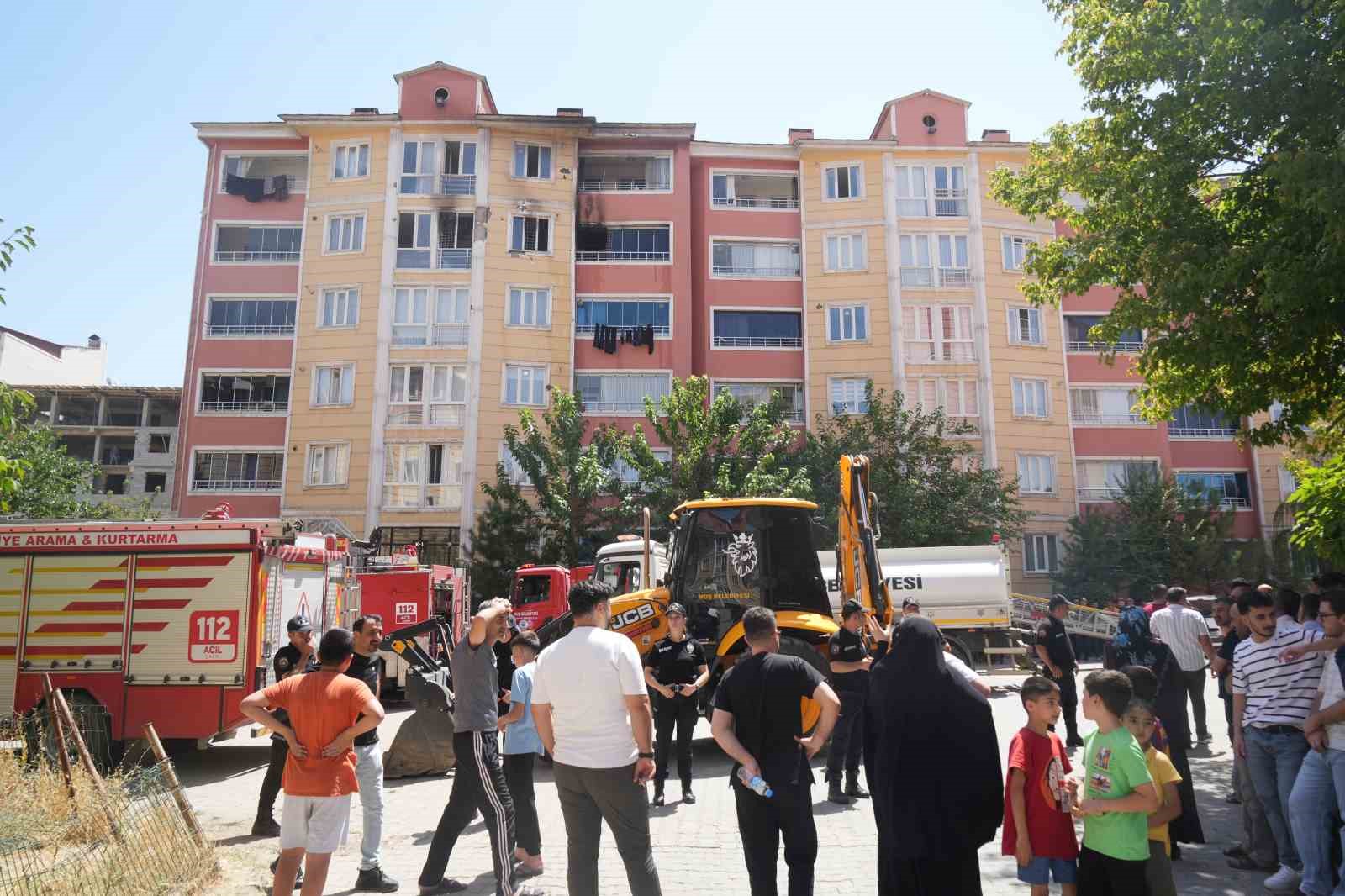 Muş&rsquo;ta 7 katlı binada yangın: 6 kişi hastaneye kaldırıldı
