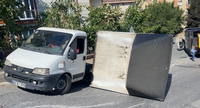 &Uuml;mraniye&rsquo;de jenerat&ouml;r y&uuml;kl&uuml; kamyon kaza yaptı
