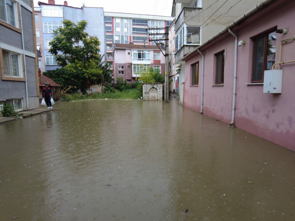 Edirne’de yollar göle döndü: Evlere yağmur sularının girmesine ramak kaldı