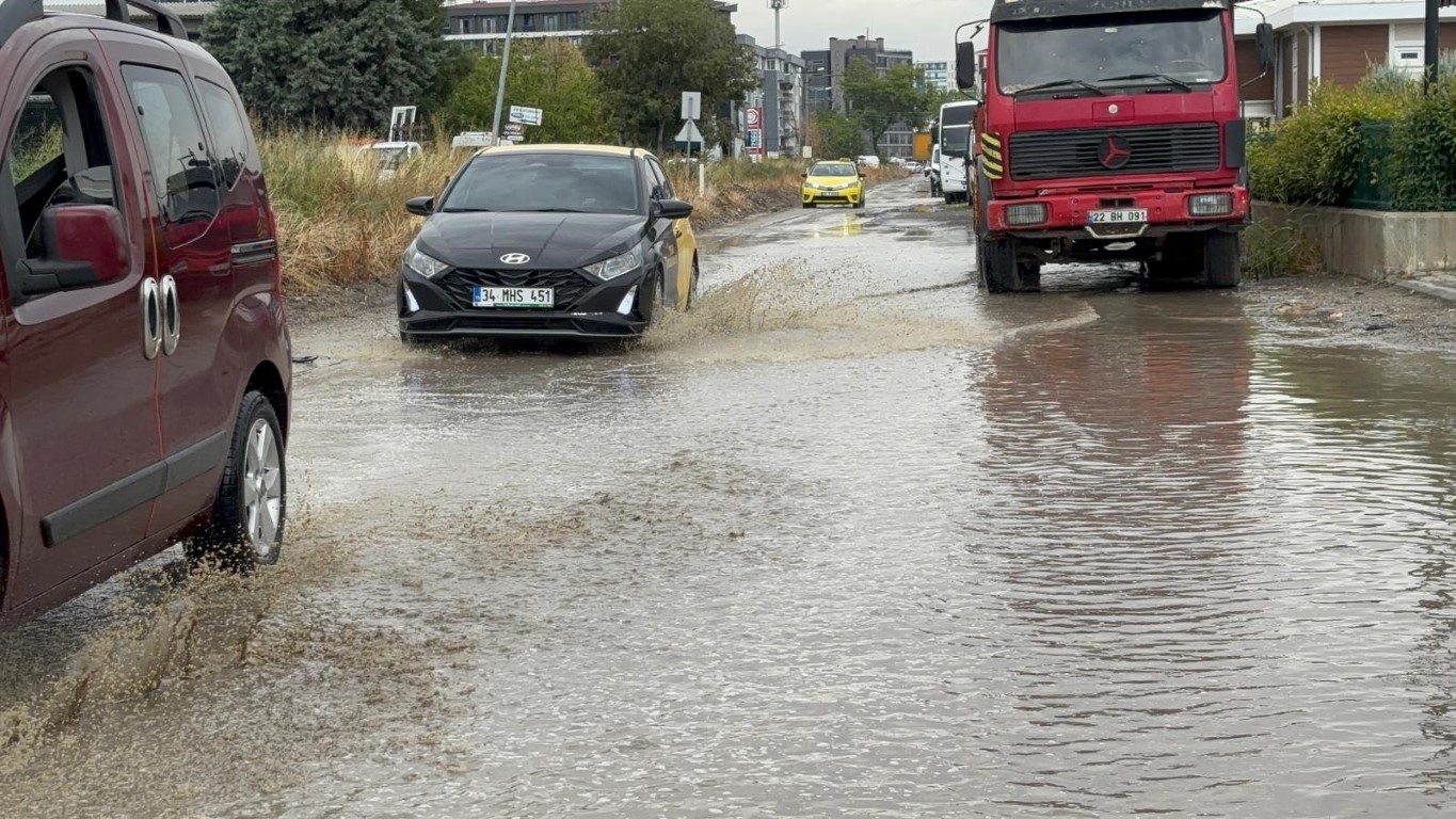 Edirne’de yollar göle döndü: Evlere yağmur sularının girmesine ramak kaldı