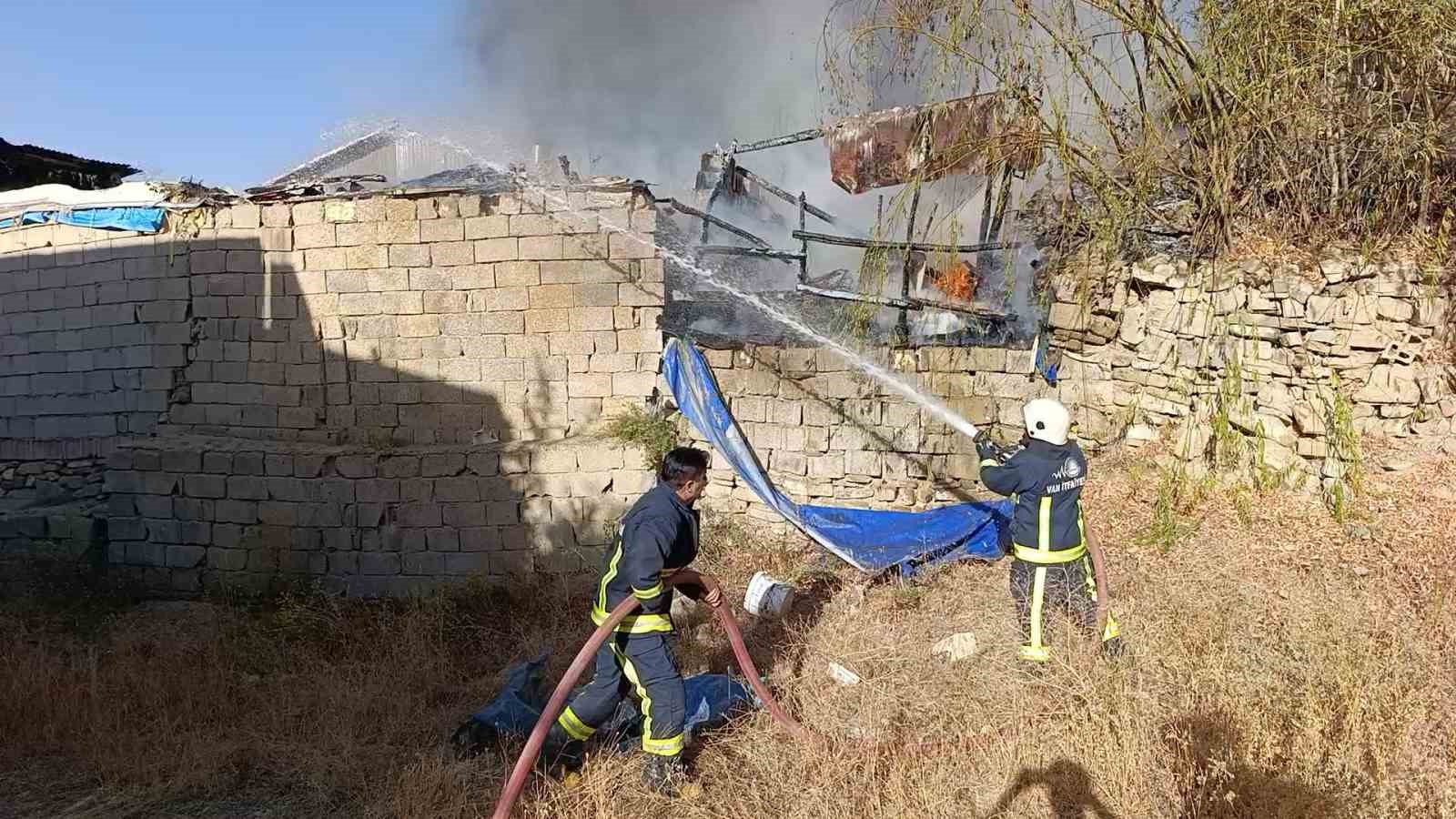 Van&rsquo;da k&ouml;m&uuml;rl&uuml;k alev alev yandı
