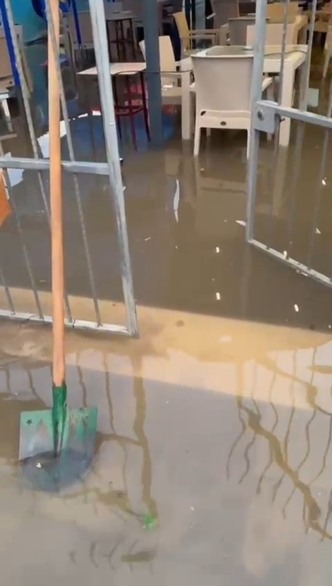 Tekirdağ’da kuraklığın ardından gelen sağanak yağış sokakları dereye çevirdi
